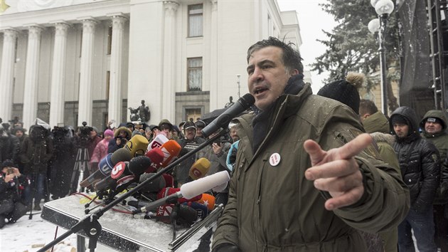 Michail Saakašvili mezi svými stoupenci před budovou parlamentu v Kyjevě (6. prosince 2017)
