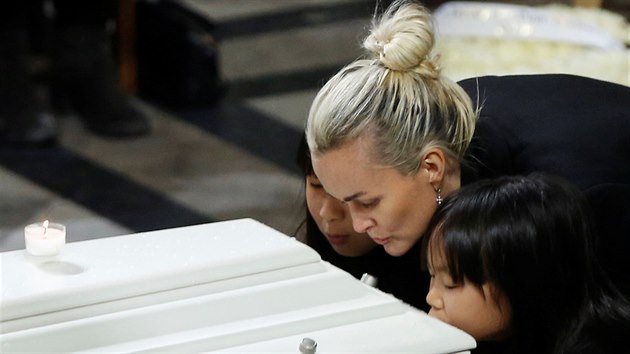 Pohřeb rockera Johnnyho Hallydaye v Paříži. Na snímku vdova po slavném zpěvákovi Laetitita (9. prosince 2017)