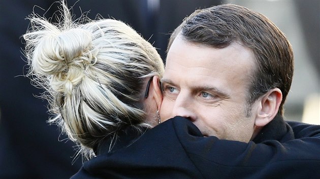 Pohřeb rockera Johnnyho Hallydaye v Paříži. Na snímku prezident Emmanuel Macron a vdova po zpěvákovi Laetitita  (9. prosince 2017)