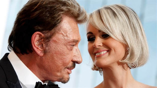 Francouzsk rocker Johnny Hallyday se svoj enou na archivnm snmku