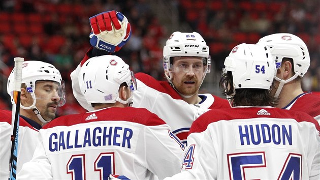Hokejisté Montrealu oslavují branku, kterou dal Brendan Gallagher (uprostřed), vlevo je Tomáš Plekanec.