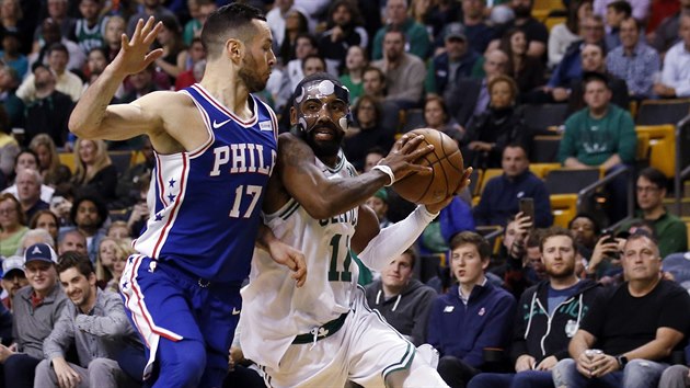 Kyrie Irving z Bostonu se tla pes JJ Redicka z Philadelphie.