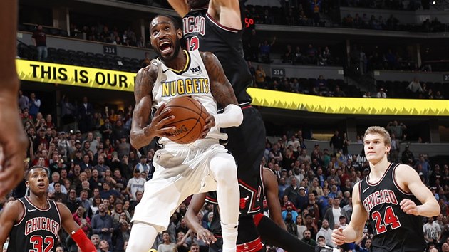 Will Barton z Denceru chvli ped rozhodujcm koem. Marn se sna Robin Lopez z Chicaga.