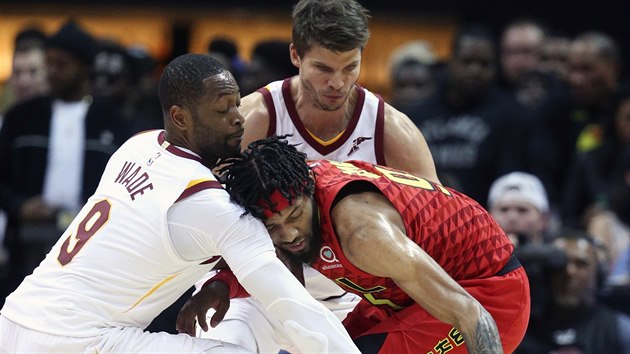 Dwyane Wade (vlevo) z Clevelandu se sna okrst o m DeAndre' Bembryho z Atlanty.