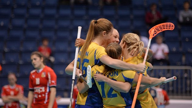 Švédské florbalistky se radují z gólu v české brance.