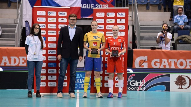 Martina Řepková (vpravo) s cenou pro nejlepší českou hráčku utkání.