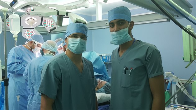 Lékař Tomáš Henlín při operaci v Jordánsku (rok 2016)