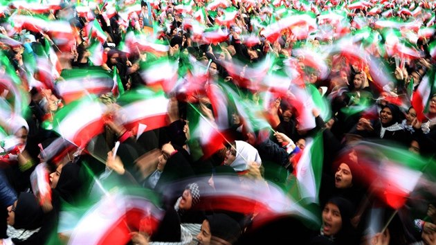 A ije rn! Tisce kolaek oslavuj vro islmsk revoluce. Pozdji se manifestace zmnila v protest proti USA a Trumpovi (11. nora 2016)