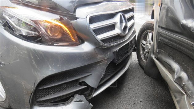 Nehodu v nejdecké Nádražní ulici způsobil řidič hondy, který se otáčel na silnici.