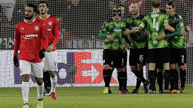 GLOV OSLAVA. Plzet fotbalist oslavuj gl Luke Hejdy na 1:0. Stelec je na snmku pln vpravo.