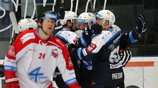 Plzet hokejist se raduj z glu v utkn proti Olomouci