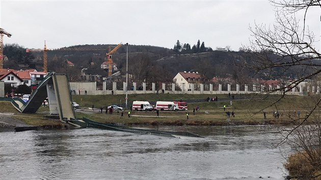 Pěší lávka u Trojského zámku v Praze se zřítila do Vltavy (2. prosince 2017).