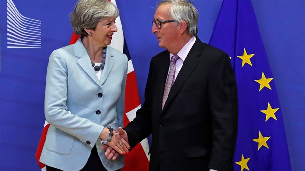 Britská premiérka Theresa Mayová se v Bruselu sešla s šéfem Evropské komise Jeanem-Claudem Junckerem (8. prosince 2017)