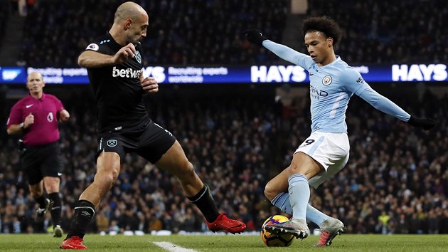 Leroy Sane z Manchesteru City (vpravo) klikuje ped Pablem Zabaletou z West Hamu.