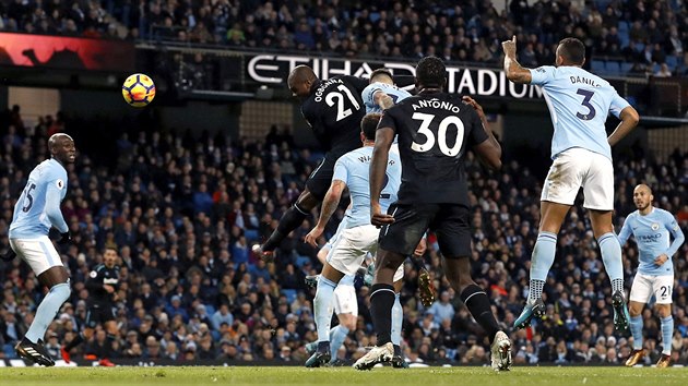 Angelo Ogbonna z West Hamu (s slem 21) hlavou skruje do st Manchesteru City.