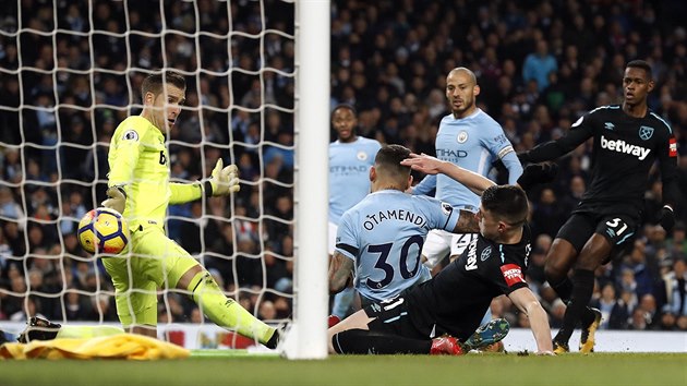 Zvar ped brankou West Hamu kon glem Manchesteru City. Jeho autorem je Nicolas Otamendi (s slem 30).