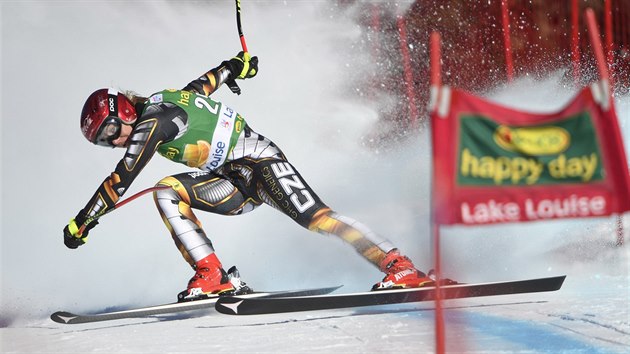 esk lyaka Ester Ledeck pad v zvod super-G v Lake Louise.