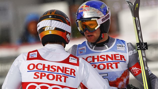 Francouzsk sjezda Alexis Pinturault (vpravo) gratuluje Rakuanovi Marcelu Hirscherovi ke tetmu mstu v obm slalomu ve Val D'Isere.
