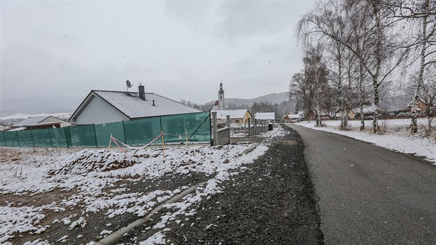 V lokalitě U Štěpky v Kájově na Českokrumlovsku panují spory kolem nezkolaudovaných domů a přípojek bez povolení.