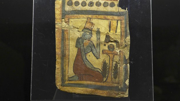 Nejstarším exponátem je 2,5 tisíce let starý fragment jednoho z tzv. kartonážových dílů. Ty se pokládaly na mumie jako symboly magické ochrany.
