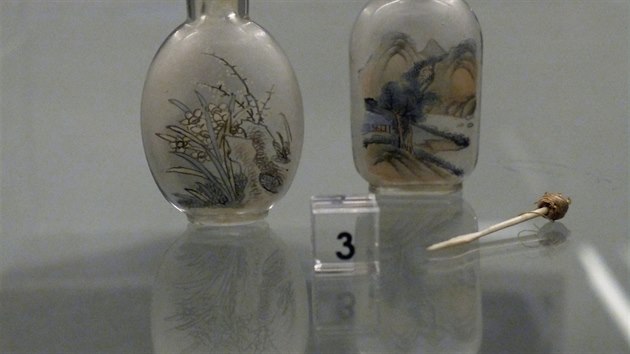 Expozice prezentuje jedinečnou kolekci cizokrajných předmětů. Ty pocházejí z dobrodružných cest do exotických zemí v 18. a 19. století, které má muzeum ve svém depozitáři. Na snímku jsou lahvičky na opium a tabák.