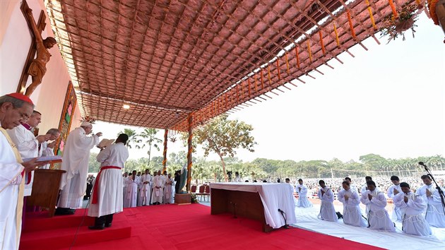 Papež František v bangladéšské metropoli Dháce vysvětil 16 kněží a vedl mši, které se účastnilo více než 100 000 lidí. Setkal se také se skupinou muslimských rohingských uprchlíků (1. prosince 2017)