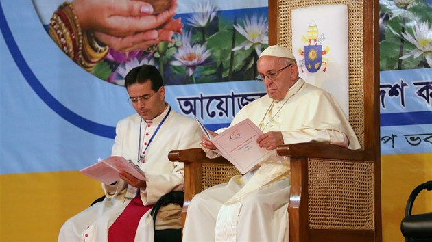 Pape Frantiek v bangladsk metropoli Dhce vysvtil 16 kn a vedl mi, kter se astnilo vce ne 100 000 lid. Setkal se tak se skupinou muslimskch rohingskch uprchlk (1. prosince 2017)