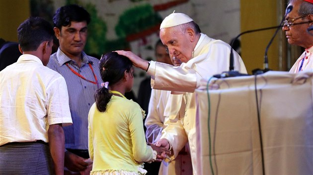 Papež František v bangladéšské metropoli Dháce vysvětil 16 kněží a vedl mši, které se účastnilo více než 100 000 lidí. Setkal se také se skupinou muslimských rohingských uprchlíků (1. prosince 2017)