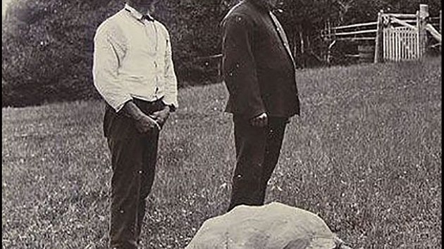 Lidé přicházeli a odcházeli, želvák Jonathan zůstával. Snímek z roku 1900