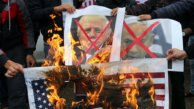 Palestinci v Pásmu Gazy čekají na projev Donalda Trumpa, který má uznat Jeruzalém za hlavní město Izraele (6. prosince 2017)