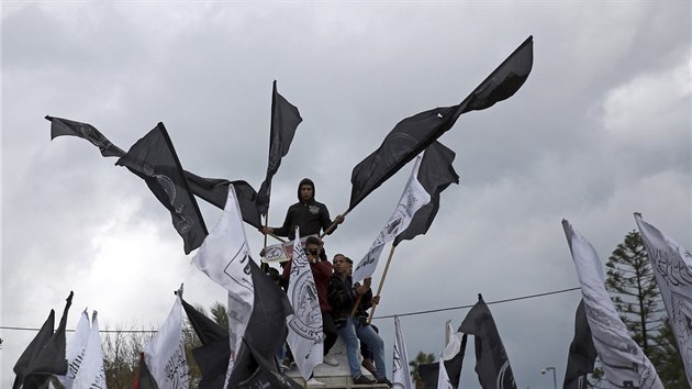 Palestinci v P�smu Gazy �ekaj� na projev Donalda Trumpa, kter� m� uznat Jeruzal�m za hlavn� m�sto Izraele (6. prosince 2017)