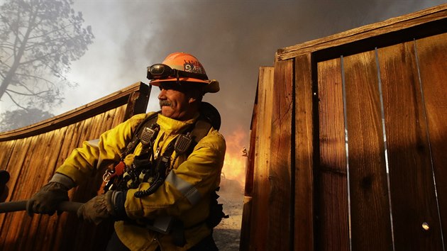 Kalifornii trápí v posledních dnech rozsáhlé požáry