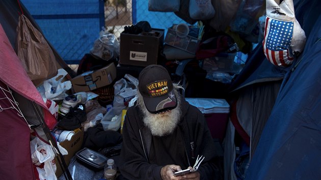 Osmasedmdestilet Theodore Neubauer, vetern z Vietnamu, ije na ulici v Los Angeles.