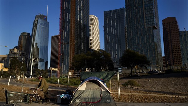 Bezdomovec a jeho stan. Los Angeles.