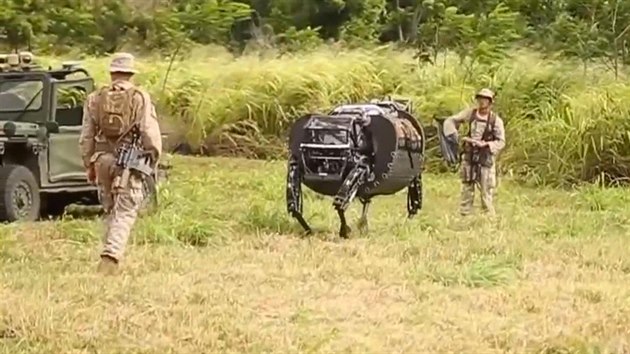 Robot LS-3, známý spíše jako Big Dog (Velký pes), nezabíjí. Na bojišti kluše s vojáky a nosí zbraně a vybavení.