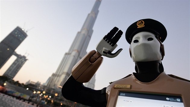 Hlásím se do služby. Tento robot patroluje v Dubaji a je prvním robotickým policistou na světě.