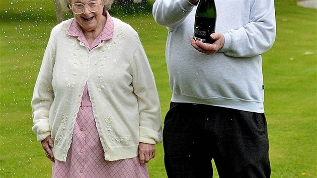 Radost šťastných výherců. Takto v roce 2013 slavili britští penzisté Dennis a Barbara Wheatovi výhru pěti set tisíc liber.