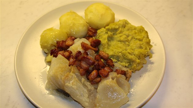 Lutefisk v tradičním podání. S hrachovou kaší, bramborami a slaninou.