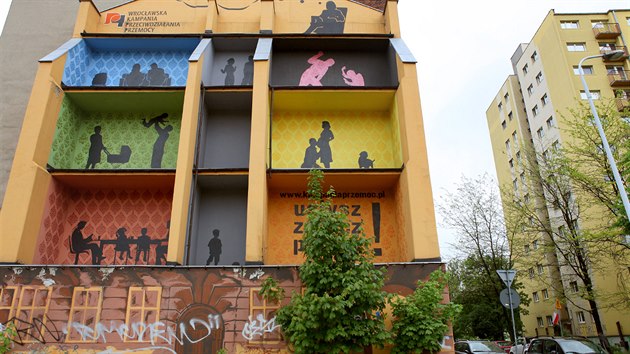 Ve městě můžete objevovat také působivé graffiti, v tomto případě jde o pohled do polských domovů.