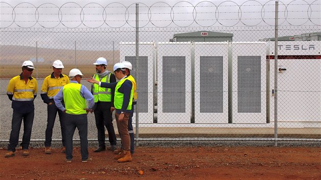 Americká společnost Tesla připojila poblíž Jamestownu k australské síti největší lithium-iontovou baterii na světě (1. prosince 2017).