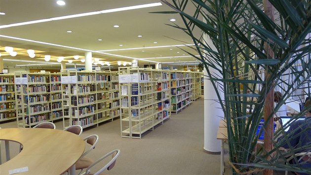 Univerzitn knihovna v Polabinch poskytuje knihovnick a informan sluby vce ne osmi a pl tiscm uivatel.