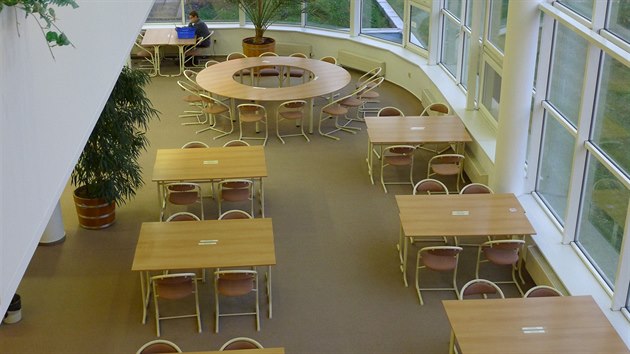 Univerzitní knihovna v Polabinách poskytuje knihovnické a informační služby více než osmi a půl tisícům uživatelů.