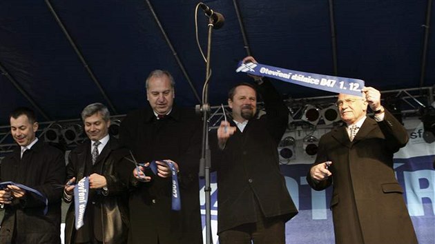 Zprava prezident Vclav Klaus, ministr prmyslu a obchodu Martin man a hejtman Moravskoslezskho kraje Even Toenovsk slavnostn oteveli prvn st dlnice D47. (1. prosince 2007)