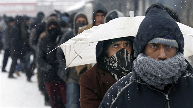 Stovky migrantů čekají ve frontě na jídlo v srbském Bělehradě (leden 2017)