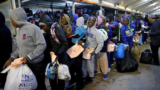 Migranti čekají na libyjském letišti Mitiga na dobrovolný návrat do svých rodných zemí. (5. prosince 2017)
