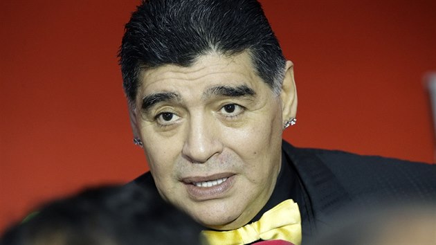 Na losovn fotbalovho mistrovstv svta dorazil i Diego Maradona.