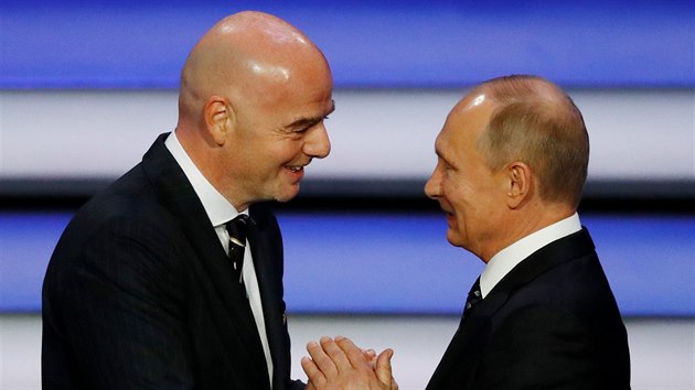 Gianni Infantino a Vladimir Putin p�i losov�n� fotbalov�ho mistrovstv� sv�ta.