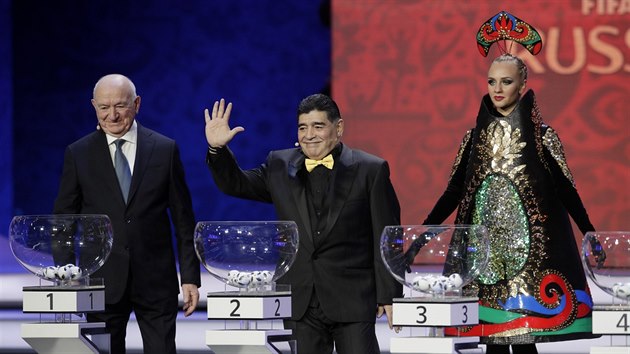 Diego Maradona (uprosted) pichz pomoct s losovnm fotbalovho mistrovstv...
