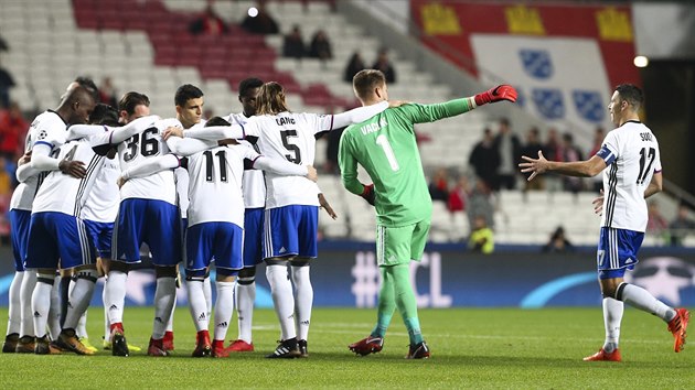 Fotbalist Basileje i s brankem Tomem Vaclkem a kapitnem Markem Suchm ped zpasem Ligy mistr na hiti Benfiky Lisabon.