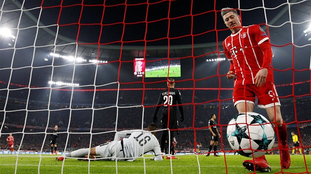 Robert Lewandowski po vstelenm glu Bayernu Mnichov proti Paris St. Germain v utkn Ligy mistr.